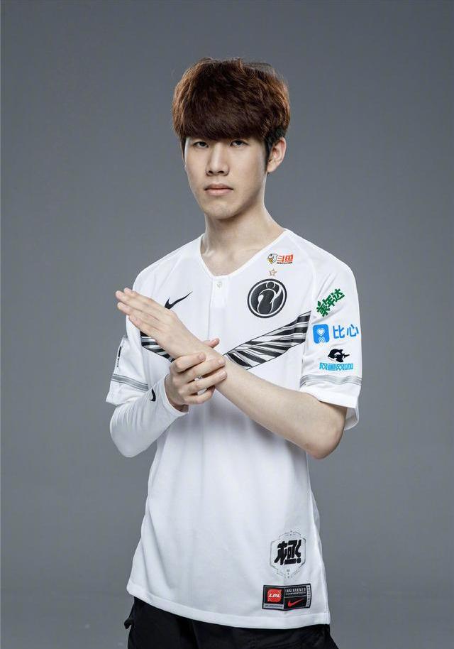 体育广州城队启用全新队徽