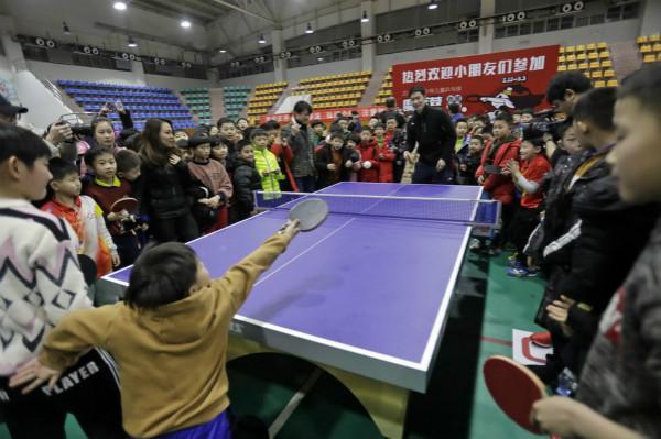 东契奇为一众球迷耐心签名！汤爹：还有哪位超级巨星能做到？